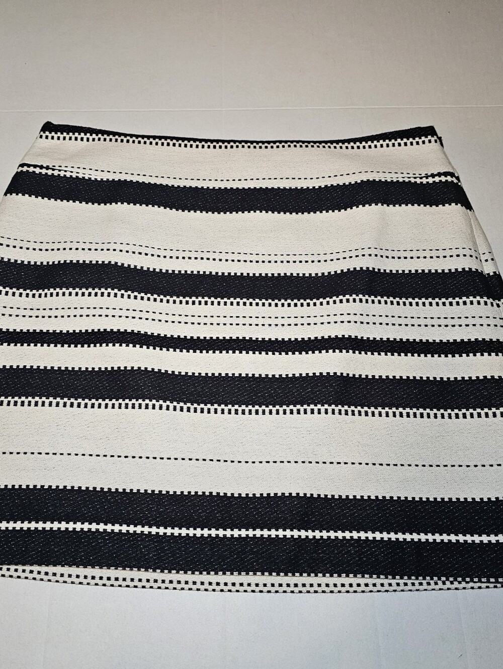 Ann Taylor LOFT Outlet Skirt Size 12 Lined Striped Career Style Side Zipper